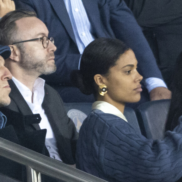 Tina Kunakey et Amina Muaddi dans les tribunes lors du match de Ligue 1 "PSG - OM (2-1)" au Parc des Princes, le 17 avril 2022. © Agence/Bestimage