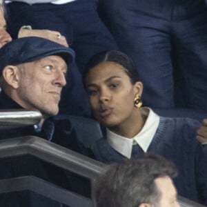 Vincent Cassel et sa femme Tina Kunakey, dans les tribunes lors du match de Ligue 1 "PSG - OM (2-1)" au Parc des Princes, le 17 avril 2022. © Agence/Bestimage 