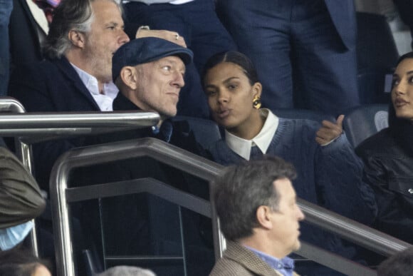 Vincent Cassel et sa femme Tina Kunakey, dans les tribunes lors du match de Ligue 1 "PSG - OM (2-1)" au Parc des Princes, le 17 avril 2022. © Agence/Bestimage 