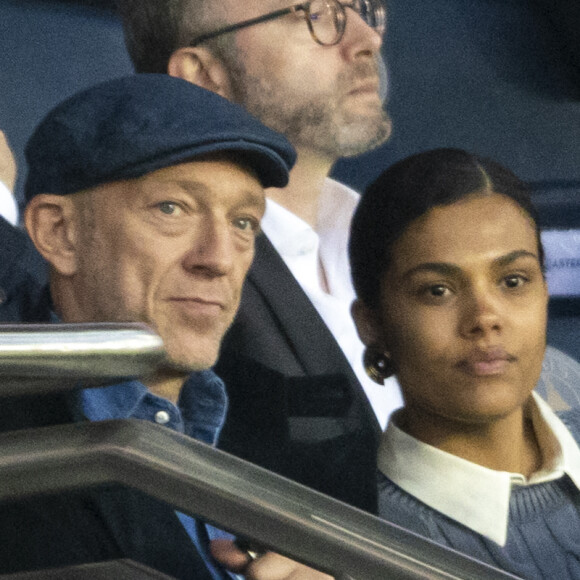 Vincent Cassel et sa femme Tina Kunakey, dans les tribunes lors du match de Ligue 1 "PSG - OM (2-1)" au Parc des Princes © Agence/Bestimage 