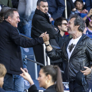 Fabien Onteniente, Jean-Luc Reichmann dans les tribunes lors du match de Ligue 1 "PSG - OM (2-1)" au Parc des Princes, le 17 avril 2022. © Agence/Bestimage 