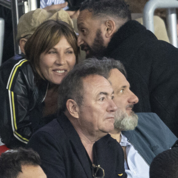 Gérard Lanvin , Cyril Hanouna, Mathilde Seigner dans les tribunes lors du match de Ligue 1 "PSG - OM (2-1)" au Parc des Princes, le 17 avril 2022. © Agence/Bestimage 