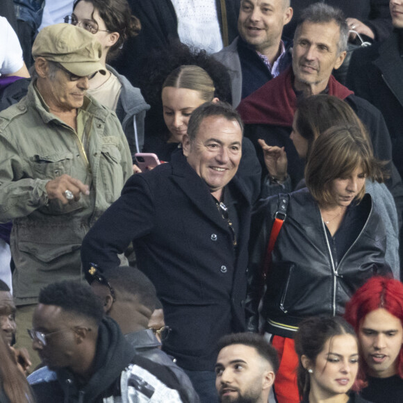Ahmed Sylla, Gérard Lanvin , Fabien Onteniente, Mathilde Seigner dans les tribunes lors du match de Ligue 1 "PSG - OM (2-1)" au Parc des Princes, le 17 avril 2022. © Agence/Bestimage 