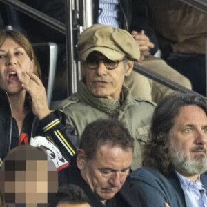 Gérard Lanvin , Fabien Onteniente, Mathilde Seigner dans les tribunes lors du match de Ligue 1 "PSG - OM (2-1)" au Parc des Princes, le 17 avril 2022. © Agence/Bestimage 