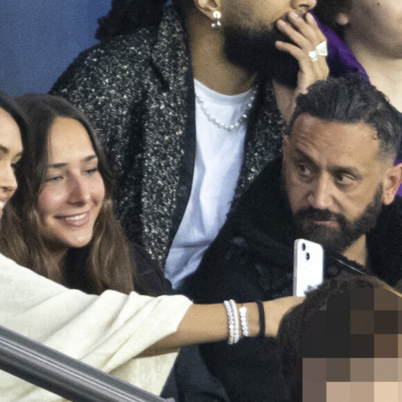 Diane Leyre (Miss France 2022) et Cyril Hanouna dans les tribunes lors du match de Ligue 1 "PSG - OM (2-1)" au Parc des Princes, le 17 avril 2022. © Agence/Bestimage 