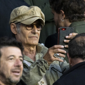 Gérard Lanvin et Patrick Bruel dans les tribunes lors du match de Ligue 1 "PSG - OM (2-1)" au Parc des Princes, le 17 avril 2022. © Agence/Bestimage 