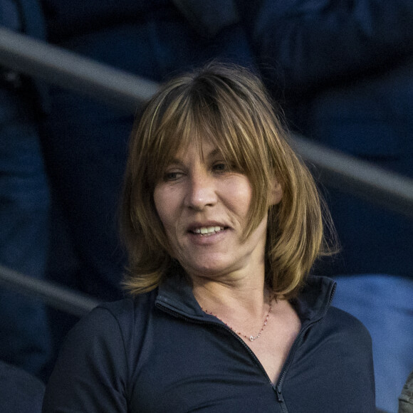 Mathilde Seigner dans les tribunes lors du match de Ligue 1 "PSG - OM (2-1)" au Parc des Princes, le 17 avril 2022. © Agence/Bestimage 