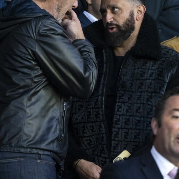 Cyril Hanouna et Jean-Luc Reichmann dans les tribunes lors du match de Ligue 1 "PSG - OM (2-1)" au Parc des Princes, le 17 avril 2022. © Agence/Bestimage 