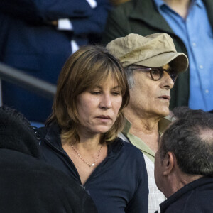 Gérard Lanvin, Mathilde Seigner, Fabien Onteniente dans les tribunes lors du match de Ligue 1 "PSG - OM (2-1)" au Parc des Princes, le 17 avril 2022. © Agence/Bestimage 