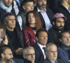 Julien Clerc, sa femme Hélène Grémillon et leur fils dans les tribunes lors du match de Ligue 1 "PSG - OM (2-1)" au Parc des Princes, le 17 avril 2022. © Agence/Bestimage 