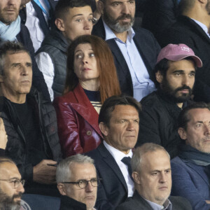 Julien Clerc, sa femme Hélène Grémillon et leur fils dans les tribunes lors du match de Ligue 1 "PSG - OM (2-1)" au Parc des Princes, le 17 avril 2022. © Agence/Bestimage 