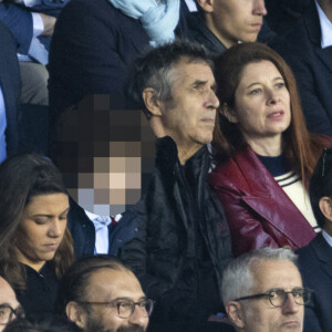 Julien Clerc, sa femme Hélène Grémillon et leur fils dans les tribunes lors du match de Ligue 1 "PSG - OM (2-1)" au Parc des Princes, le 17 avril 2022. © Agence/Bestimage 