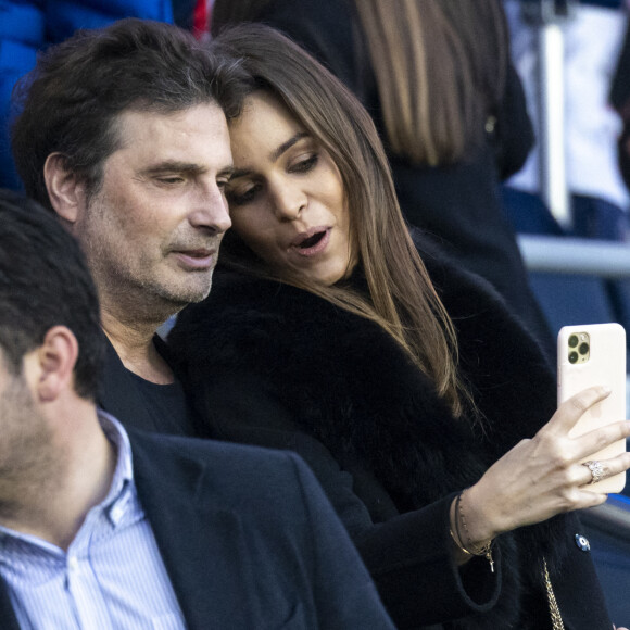Elisa Bachir Bey et son compagnon Richard Orlinski dans les tribunes lors du match de Ligue 1 "PSG - OM (2-1)" au Parc des Princes, le 17 avril 2022. © Agence/Bestimage 