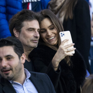 Elisa Bachir Bey et son compagnon Richard Orlinski dans les tribunes lors du match de Ligue 1 "PSG - OM (2-1)" au Parc des Princes, le 17 avril 2022. © Agence/Bestimage 