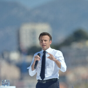 Emmanuel Macron, président de la République Française, candidat de La République En Marche (LREM) en lice pour le deuxième tour de l'élection présidentielle, en meeting dans le quartier du Pharo à Marseille, le 16 avril 2022