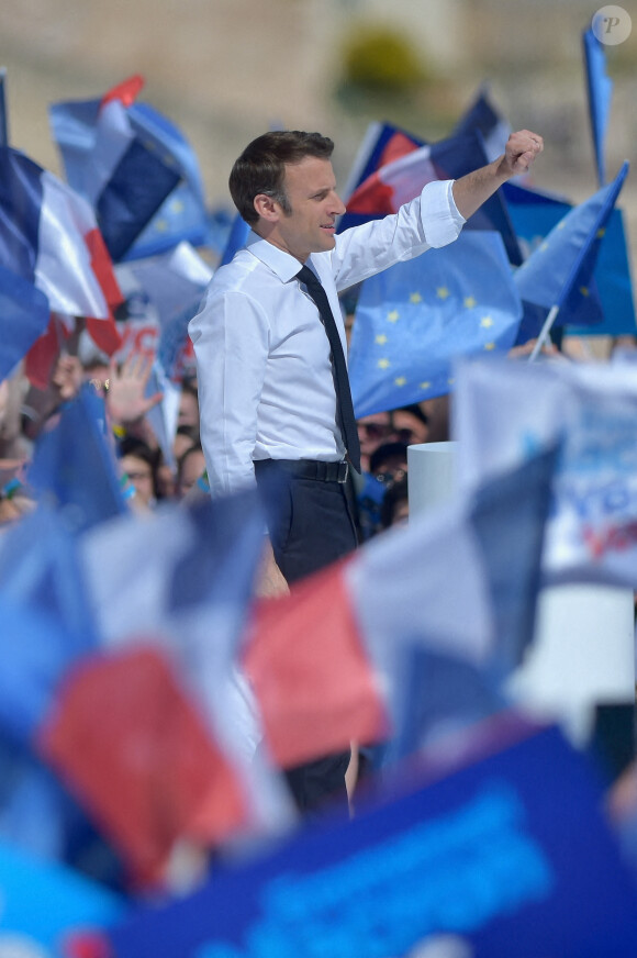 Emmanuel Macron, président de la République Française, candidat de La République En Marche (LREM) en lice pour le deuxième tour de l'élection présidentielle, en meeting dans le quartier du Pharo à Marseille, le 16 avril 2022