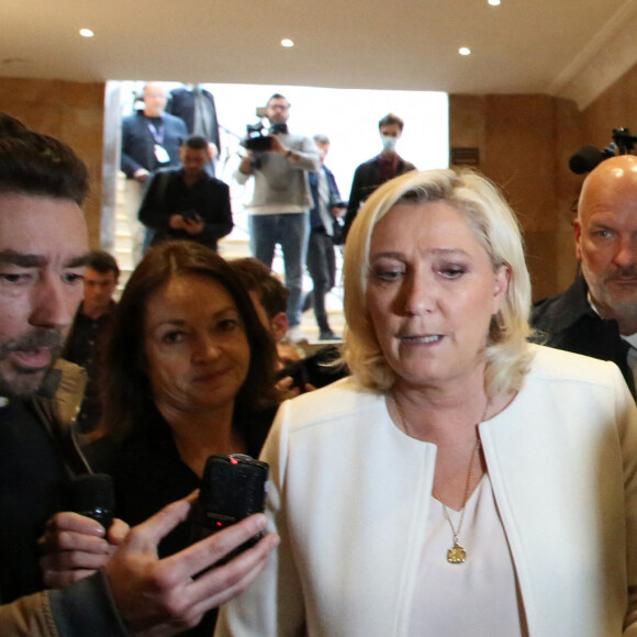 Marine Le Pen, candidate au second tour de l'élection présidentielle, donne une conférence de presse pour présenter son projet de politique internationale à Paris, le 13 avril 2022.