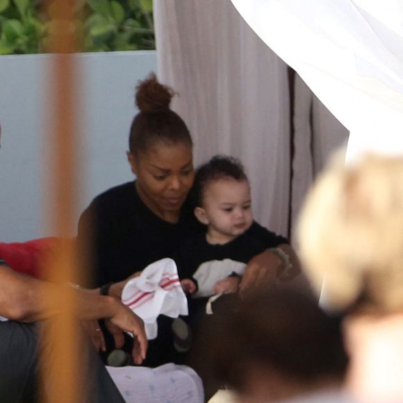 Janet Jackson passe ses vacances avec son fils Eissa Al Mana à Miami le 27 decembre 2017. 