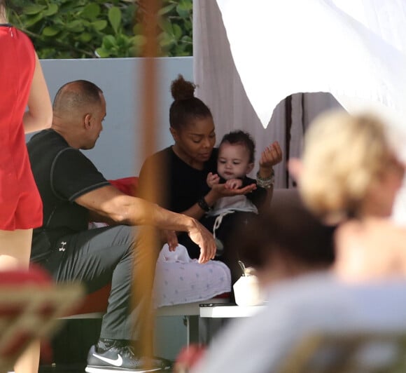 Janet Jackson passe ses vacances avec son fils Eissa Al Mana à Miami le 27 decembre 2017. 