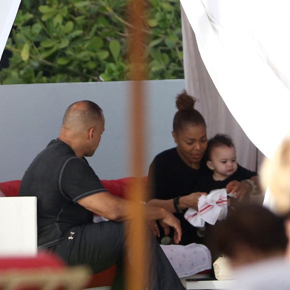 Janet Jackson passe ses vacances avec son fils Eissa Al Mana à Miami le 27 decembre 2017. 