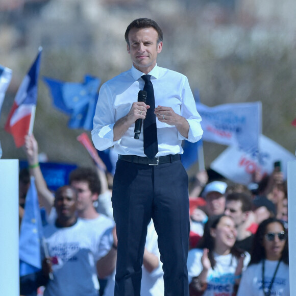 Emmanuel Macron, président de la République Française, candidat de La République En Marche (LREM) en lice pour le deuxième tour de l'élection présidentielle, en meeting dans le quartier du Pharo à Marseille, le 16 avril 2022.