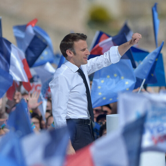Emmanuel Macron, président de la République Française, candidat de La République En Marche (LREM) en lice pour le deuxième tour de l'élection présidentielle, en meeting dans le quartier du Pharo à Marseille, le 16 avril 2022.