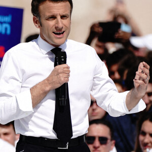 Emmanuel Macron, président de la République Française, candidat de La République En Marche (LREM) en lice pour le deuxième tour de l'élection présidentielle, en meeting dans le quartier du Pharo à Marseille, le 16 avril 2022.