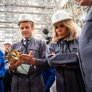 Emmanuel Macron, président de la Republique avec une sculpture et son epouse Brigitte Macron, Première Dame - Le président de la République française et candidat du parti centriste La République en marche (LREM) à la réélection et sa femme la Première Dame visitent le chantier de la Cathédrale de Notre-Dame de Paris, France, le 15 avril 2022