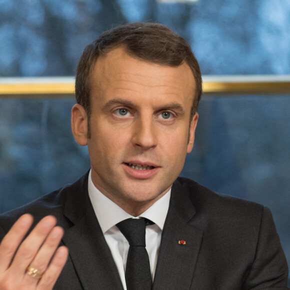 Le président de la République Emmanuel Macron lors de la signature de trois lois (la loi de Finances pour l'année 2018, la loi de Financement de la Sécurité Sociale pour 2018 et la loi mettant fin à la recherche ainsi qu'à l'exploitation des hydrocarbures conventionnels et non conventionnels et portant diverses dispositions relatives à l'énergie et à l'environnement) au palais de l'Elysée à Paris. Le 30 décembre 2017