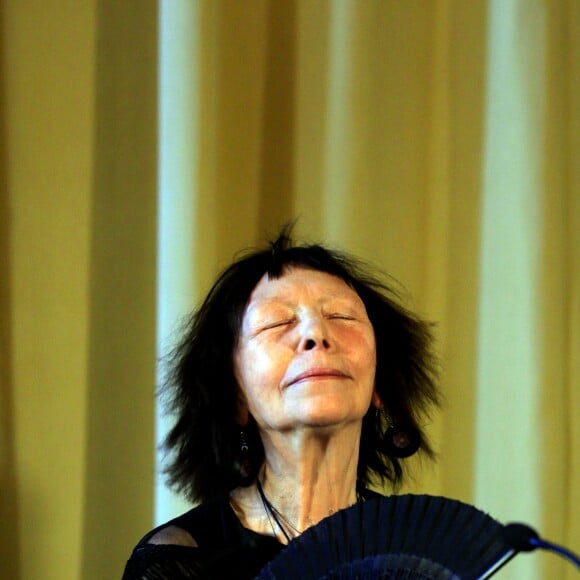 Brigitte Fontaine reçoit la Médaille Vermeil de la Ville de Paris le 22 mars 2012.
