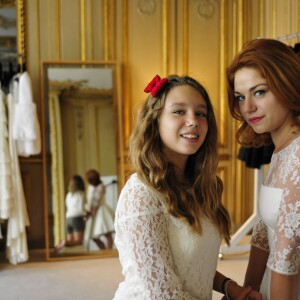 Emilie Dequenne essaye sa robe de mariée avec sa fille Milla à Paris, le 5 octobre 2014, une création Delphine Manivet