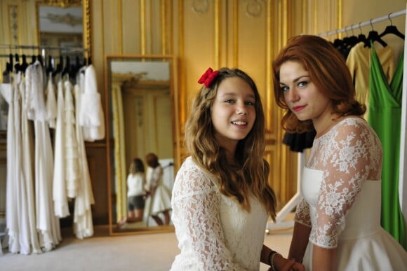 Emilie Dequenne essaye sa robe de mariée avec sa fille Milla à Paris, le 5 octobre 2014, une création Delphine Manivet