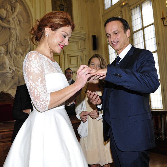 Emilie Dequenne et son époux Michel Ferracci lors de leur mariage à la mairie du 10e arrondissement, le samedi 11 octobre 2014 à Paris.