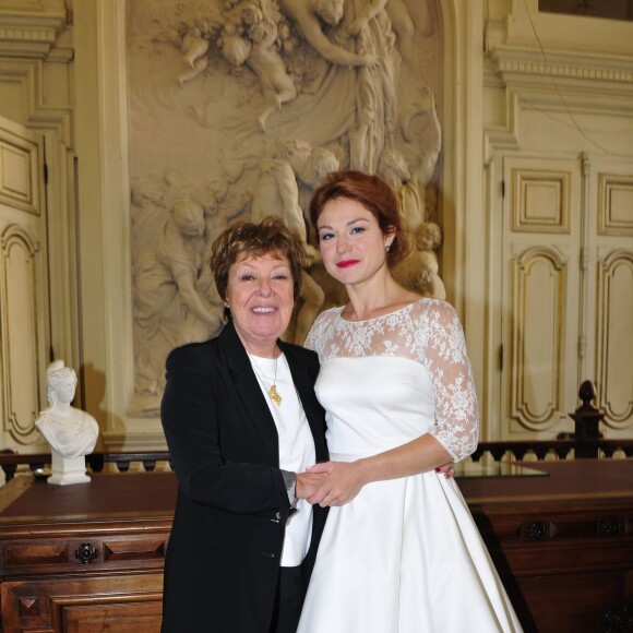 Emilie Dequenne et son amie et agent Danielle Gain - Mariage de Michel Ferracci et Emilie Dequenne à la mairie du 10e arrondissement, le samedi 11 octobre 2014 à Paris.