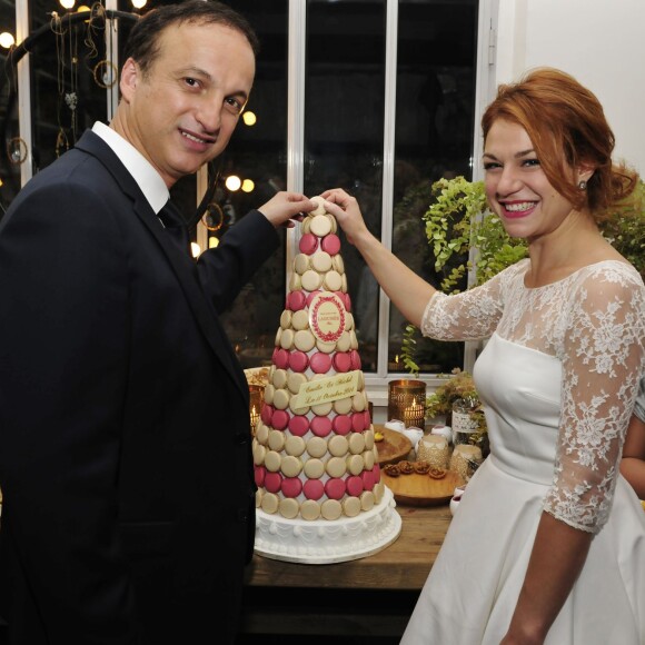 Emilie Dequenne et son époux Michel Ferracci devant la pièce montée - Cocktail dînatoire lors de la soirée du mariage de Michel Ferracci et Emilie Dequenne le samedi 11 octobre 2014, dans un loft du 10e arrondissement, à Paris.