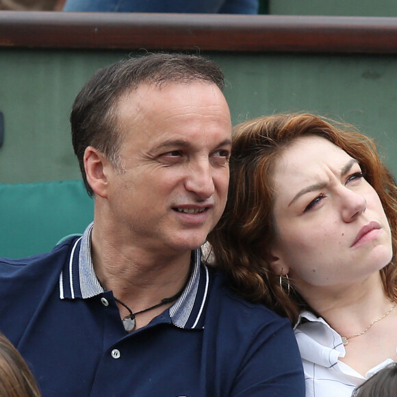 Emilie Dequenne et son mari Michel Ferracci - Les célébrités dans les tribunes lors des internationaux de France de Roland-Garros à Paris, le 2 juin 2017. © Dominique Jacovides-Cyril Moreau/Bestimage 