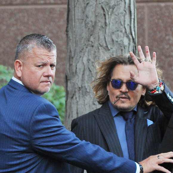 Johnny Depp et ses avocats sortent de leur hôtel à McLean, Virginie, Etats-Unis, le 13 avril 2022, pour se rendre au tribunal pour le quatrième jour du procès en diffamation avec son ex A.Heard, qui l'a accusé de violences conjugales. Johnny Depp salue ses fans avant de monter dans sa voiture. 