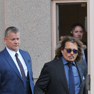 Johnny Depp et ses avocats sortent de leur hôtel à McLean, Virginie, Etats-Unis, le 13 avril 2022, pour se rendre au tribunal pour le quatrième jour du procès en diffamation avec son ex A.Heard, qui l'a accusé de violences conjugales. Johnny Depp salue ses fans avant de monter dans sa voiture. 