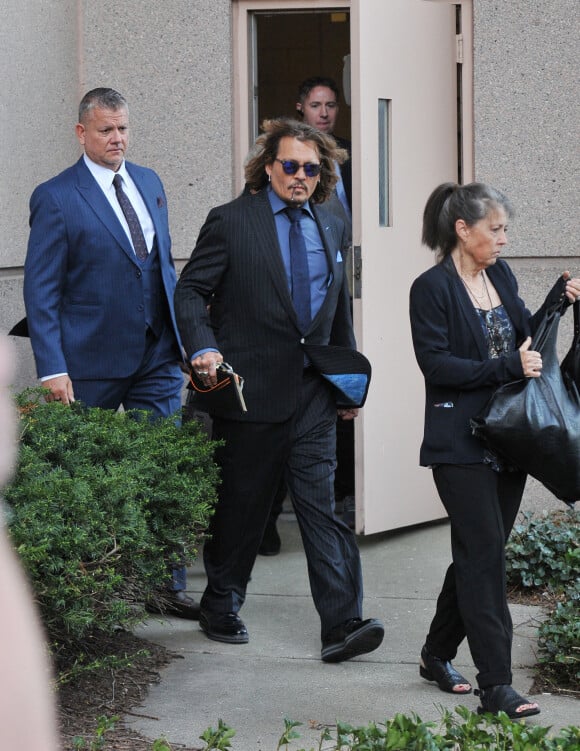 Johnny Depp et ses avocats sortent de leur hôtel à McLean, Virginie, Etats-Unis, le 13 avril 2022, pour se rendre au tribunal pour le quatrième jour du procès en diffamation avec son ex A.Heard, qui l'a accusé de violences conjugales. Johnny Depp salue ses fans avant de monter dans sa voiture. 