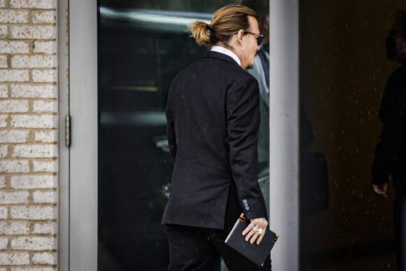 L'acteur Johnny Depp quitte le tribunal de Fairfax, Virginie, le 18 avril 2022, où il assiste en ce moment au procès en diffamation qu'il a intenté à Amber Heard, son ex-femme, en 2018. Photo by Samuel Corum/CNP/ABACAPRESS.COM