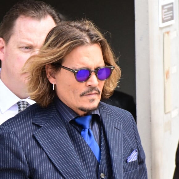 Johnny Depp et Amber Heard à la sortie du tribunal à Fairfax le 14 avril 2022. Johnny Depp poursuit en diffamation son ex-épouse, Amber Heard, qui l'a accusé de violences conjugales. 