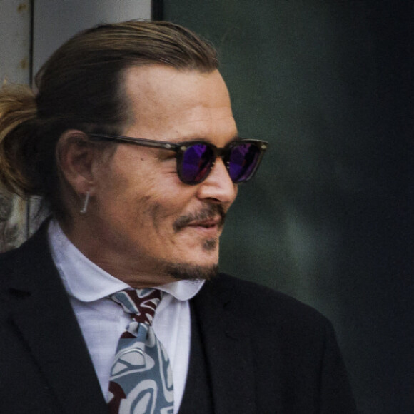 L'acteur Johnny Depp quitte le tribunal de Fairfax, Virginie, le 18 avril 2022, où il assiste en ce moment au procès en diffamation qu'il a intenté à Amber Heard, son ex-femme, en 2018. Photo by Samuel Corum/CNP/ABACAPRESS.COM