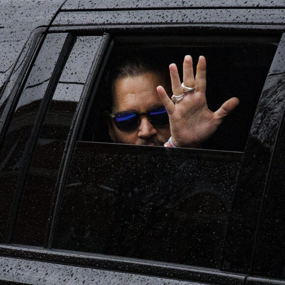 L'acteur Johnny Depp quitte le tribunal de Fairfax, Virginie, le 18 avril 2022, où il assiste en ce moment au procès en diffamation qu'il a intenté à Amber Heard, son ex-femme, en 2018. Photo by Samuel Corum/CNP/ABACAPRESS.COM