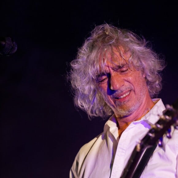 Concert de Louis Bertignac sur les allées Vivien à Bandol.