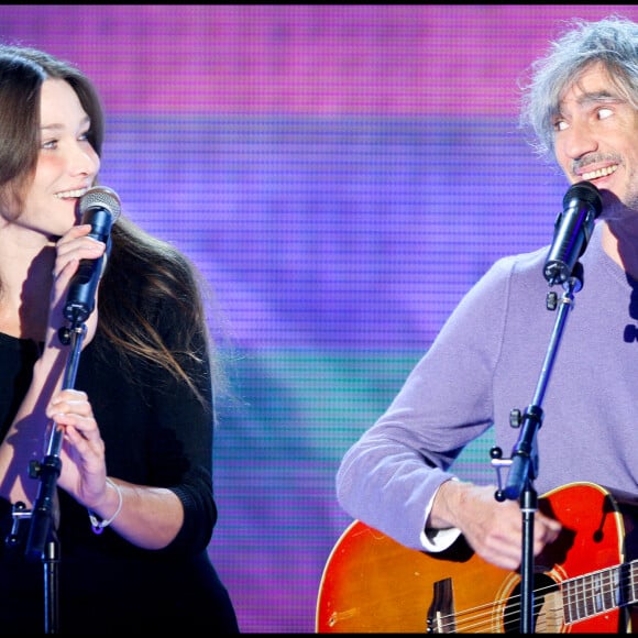 Carla Bruni et Louis Bertignac sur le plateau de l'Èmission Vivement Dimanche.  © Guillaume Gaffiot / Bestimage