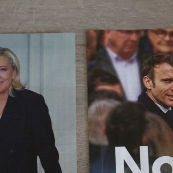 Illustration sur les courriers de la Poste sur les deux candidats à la Presidentielle 2022 Emmanuel Macron et Marine Le Pen dont les élections du second tour auront lieu le Dimanche 24 Avril 2022 en France, à Paris, France, le 20 avril 2022. © Denis Guignebourg/Bestimage  I