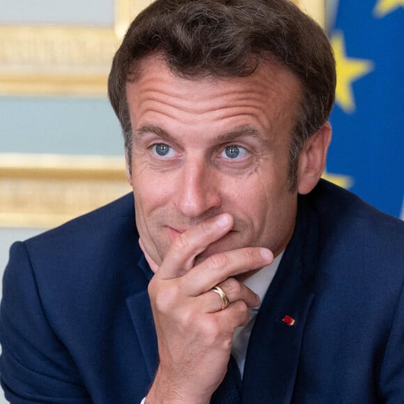 Le président de la République française et candidat du parti centriste La République en marche (LREM) à la réélection, Emmanuel Macron, participe à une visioconférence consacrée à la guerre en Ukraine avec la présidente de la Commission européenne U.V.D.Leyen, la présidente du Conseil européen C.Michel, le premier ministre du Canada J.Trudeau, le premier ministre du Japon, F.Kishida, le chancelier allemand O.Scholz, le président de Pologne A.Duda, le président américain J.Biden et le Premier ministre britannique B.Johnson au palais de l'Elysée à Paris, France, le 19 avril 2022. © Jacques Witt/Pool/Bestimage 