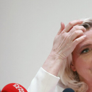 Marine Le Pen, candidate au second tour de l'élection présidentielle, donne une conférence de presse pour présenter son projet de politique internationale à Paris, le 13 avril 2022. Cet événement a notamment été interrompu par une militante du collectif "Ibiza" tandis que des militants de Sos Racisme manifestaient à l'extérieur. 