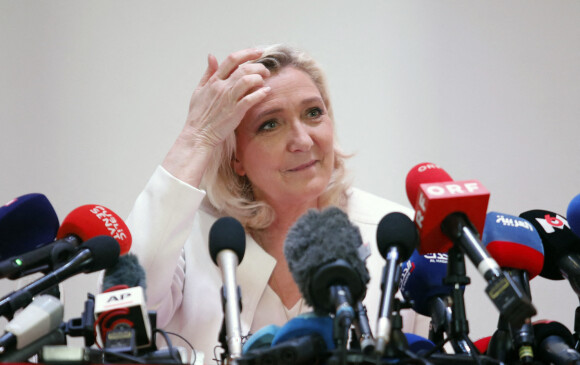 Marine Le Pen, candidate au second tour de l'élection présidentielle, donne une conférence de presse pour présenter son projet de politique internationale à Paris, le 13 avril 2022. Cet événement a notamment été interrompu par une militante du collectif "Ibiza" tandis que des militants de Sos Racisme manifestaient à l'extérieur. 