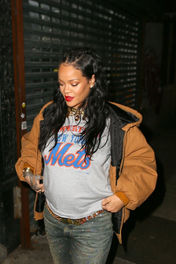 Rihanna, enceinte, est allée dîner au restaurant italien Carbone à New York City, New York, Etats-Unis, le 18 février 2022. 